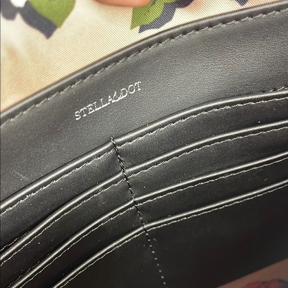 Stella and Dot- Camouflage Clutch with floral lining - Picture 9 of 12